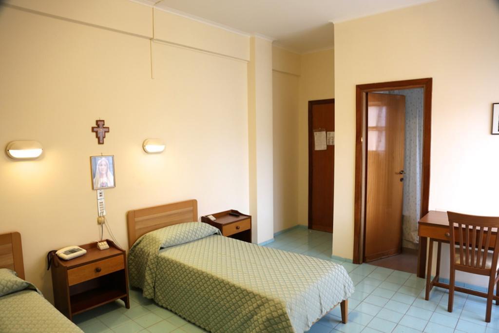 Casa Piccole Ancelle Di Cristo Re Hotel Róma Szoba fotó