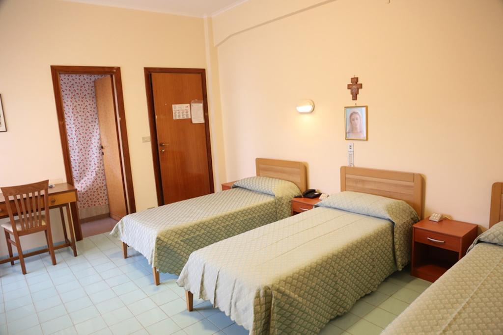 Casa Piccole Ancelle Di Cristo Re Hotel Róma Szoba fotó